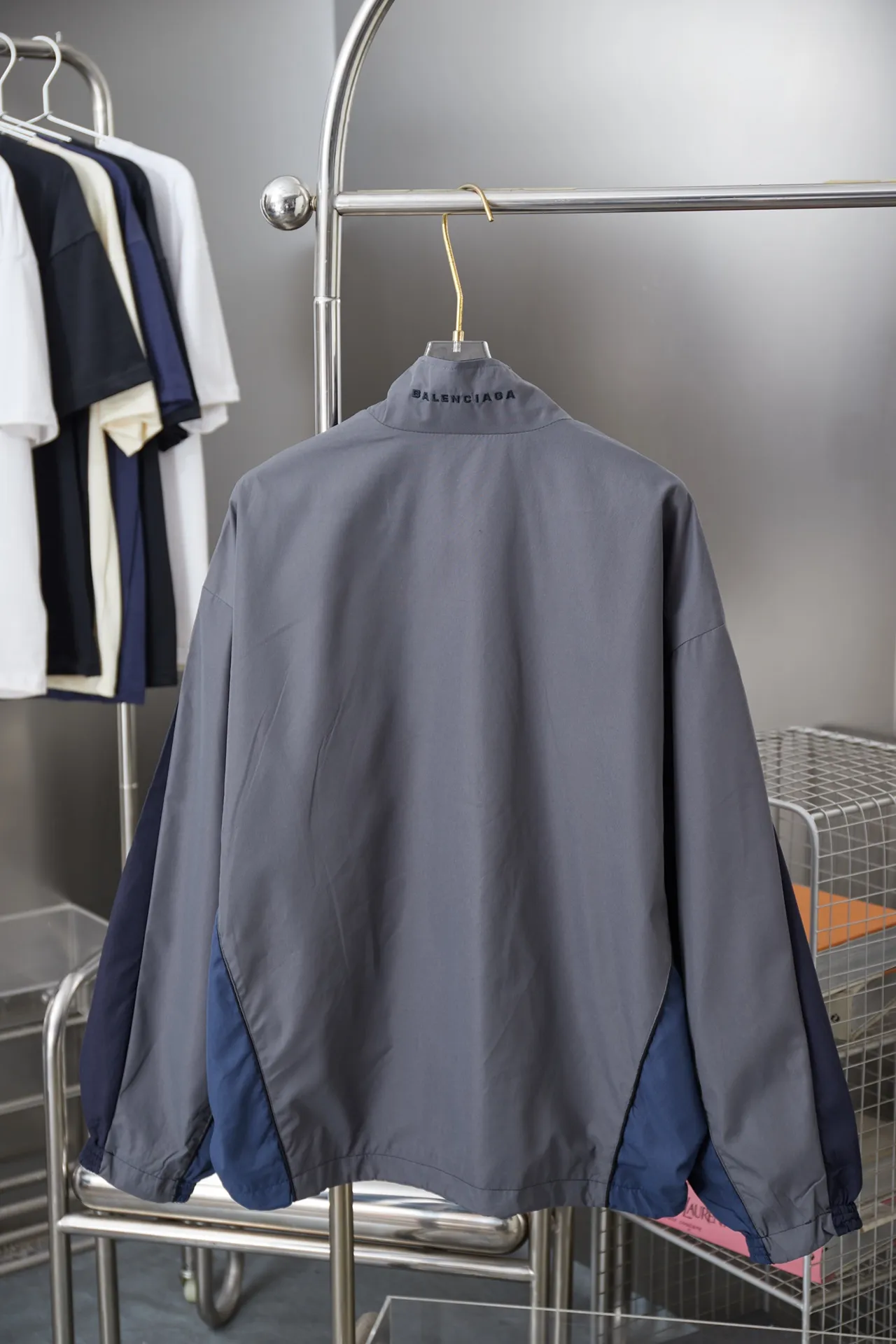 Balenciaga 𝘽𝘼𝙇𝙀𝙉𝘾𝙄𝘼𝙂𝘼 BLCG 25SS double-split waterproof waterproof jacket. Light luxury. A must-have item for men and women for daily commuting. Correct version. Welcome to compare. Detailed features · Customized matt Taslan jacket fabric · The entire fabric is pre-treated with a waterproof coating · The interior is made of three-grade polyester bird's eye mesh · OS ultra-loose silhouette design · Side zipper pockets Small stand-up collar design · Internal zipper pocket design · Elastic waistband design at the hem · Customized molded hardware zipper Jacket double puller design · Imported environmentally friendly glue screen printing process · Imported Tajima machine embroidery ring logo · Original main mark washed tag brand packaging Color: White/Royal Blue Size: 46/48/50/52
